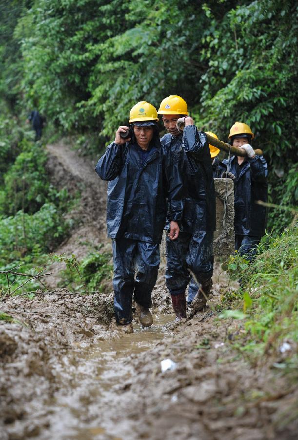 （走基層 聽民聲）（2）湖南平江：奮戰(zhàn)在洪災(zāi)一線的電力衛(wèi)士