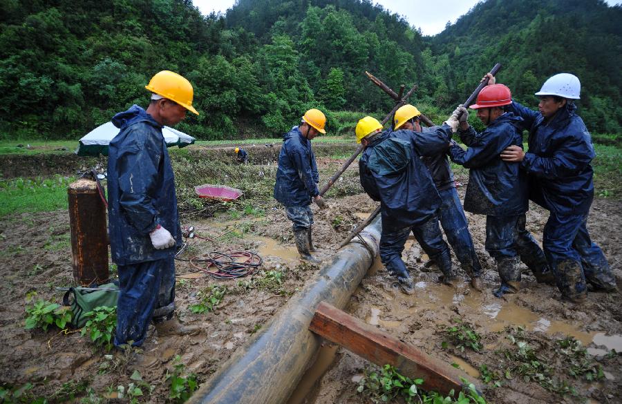 （走基層 聽民聲）（1）湖南平江：奮戰(zhàn)在洪災(zāi)一線的電力衛(wèi)士