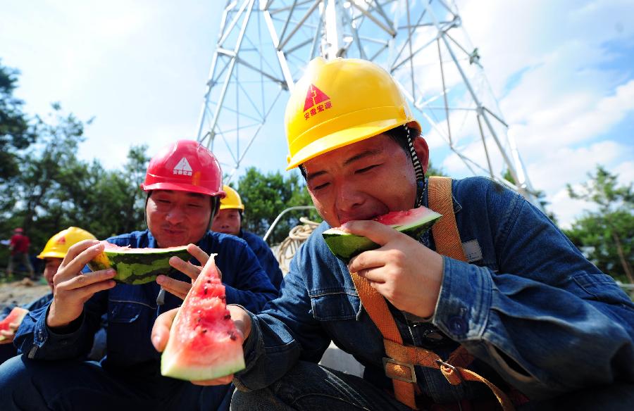 #（社會）（3）安徽池州：電力工人烈日下堅守工地