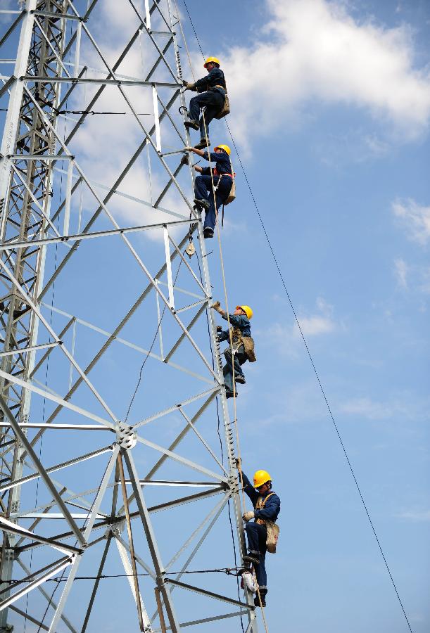 #（社會）（1）安徽池州：電力工人烈日下堅守工地